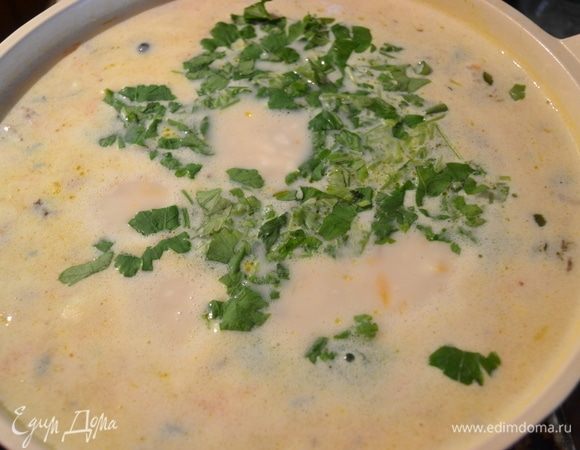 После растворения сыра добавляем сливки, картофель и вторую банку фасоли вместе с жидкостью. Приправляем солью и перцем по вкусу. накрываем крышкой и доводим до медленного кипения. Пробуем на готовность картофель. Если он готов, можно уже добавить и мелко порубленную петрушку.