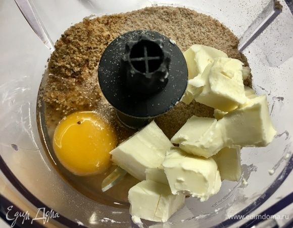 Холодное сливочное масло (50 г) нарезать кубиком к муке и вбить одно яйцо.