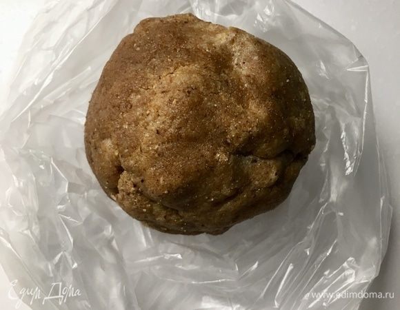 Из всех ингредиентов быстро замесить с помощью блендера тесто. Сформировать из теста шар и отправить на 30 мин. в холодильник.