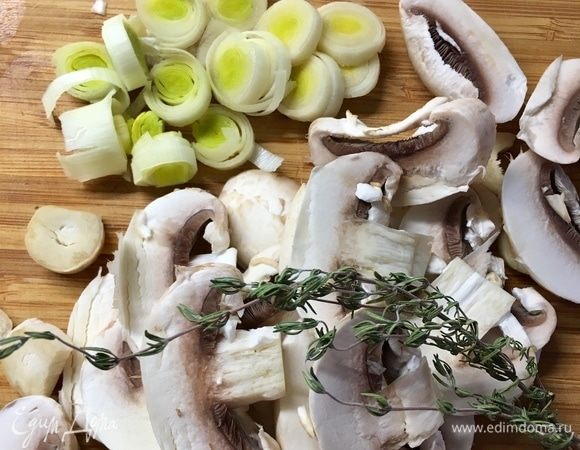 Грибы нарезать. Я нарезала крупно. Веточка сушеного тимьяна (из моих летних заготовок) идеально сюда вписалась в качестве ароматной специи.