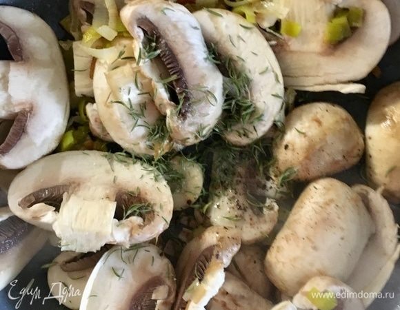 Разогреть в сковороде растительное масло. В масло отправить лук-порей. Когда лук станет прозрачным, добавить к нему грибы. Сразу посолить, поперчить по вкусу и сдобрить листиками тимьяна. Тушить до готовности.