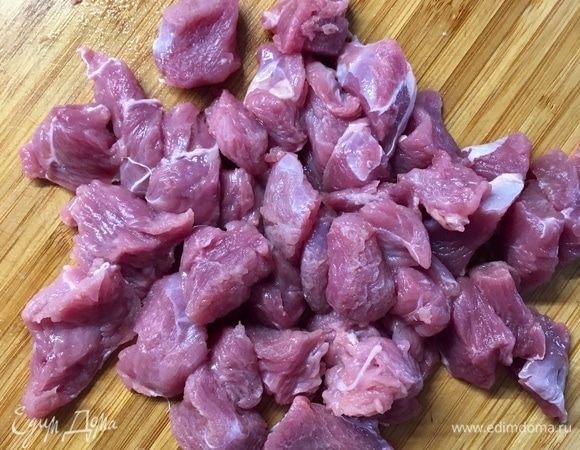 Берем мясо индейки, у меня голень без кости. Помыть, обсушить, нарезать кубиком.