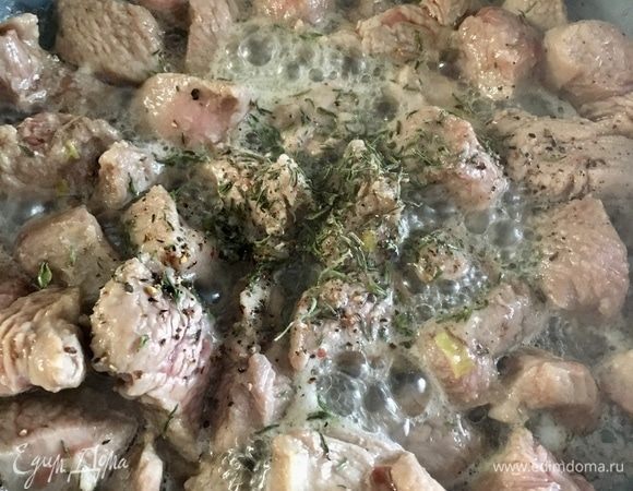 Обжарить на сковороде в растительном масле до готовности. Немного посолить, поперчить и также приправить сушеным тимьяном для аромата.