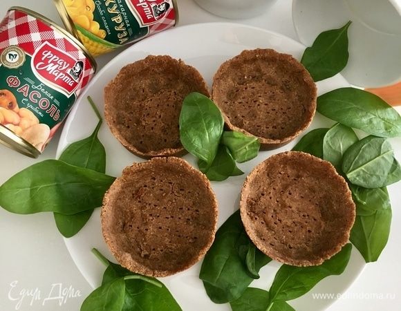 Давайте посмотрим на наши тарталетки. Они замечательно извлеклись из формочек и готовы, чтобы их заполнили салатом. Из зелени я взяла свежий шпинат для еще более насыщенных весенних красок.