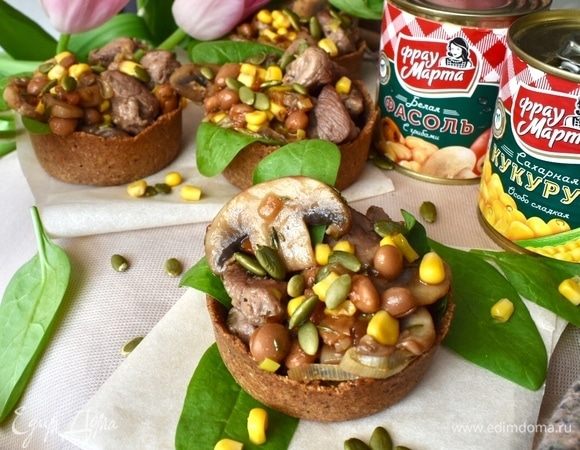 Мои дегустаторы пришли в полный восторг от данного кушанья. Во-первых, само наполнение тарталетки — салат из индейки — получилось очень сочное, яркое, ароматное. Настоящее весеннее, радующее глаз и поднимающее настроение одним только видом. С маленькими солнечными зайчиками сладкой кукурузы. А во-вторых, тарелочка очень необычная на вкус. Все, кто готовил из спельтовой муки, должны оценить ее необычный, ни с чем не сравнимый вкус и аромат. Ну, а все вместе — сбалансированное, весеннее, яркое, легкое, но сытное блюдо. Угощайтесь!