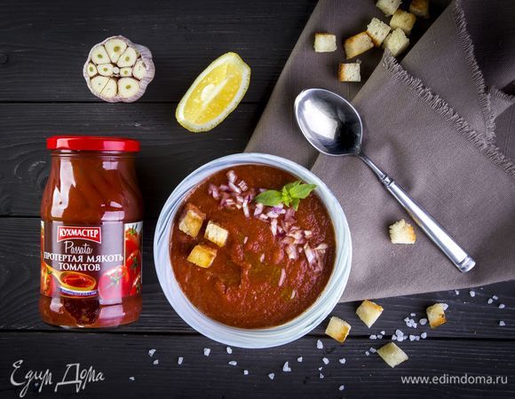 Подавайте холодный томатный суп с сухариками и измельченным красным луком. Приятного аппетита!
