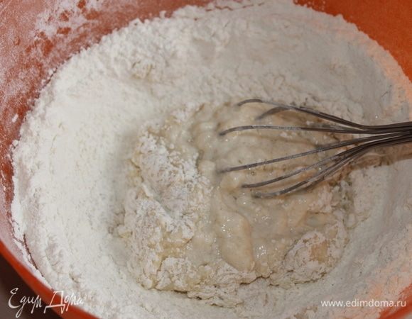 В миску просейте муку, добавьте дрожжи. В теплое молоко положите соль, сахар и яйцо, тщательно перемешайте и влейте в муку, добавив пару ложек растительного масла. Замесите мягкое, не липкое тесто. Если тесто будет липким, подпылите на стол немного муки и хорошо вымесите его.