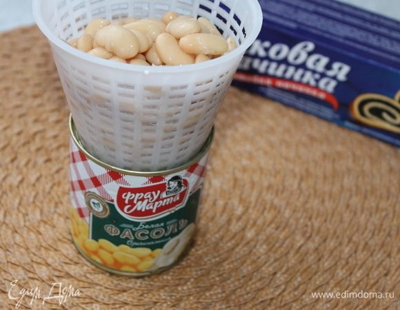 С фасоли слейте соус, которым она залита, нам он не понадобится.