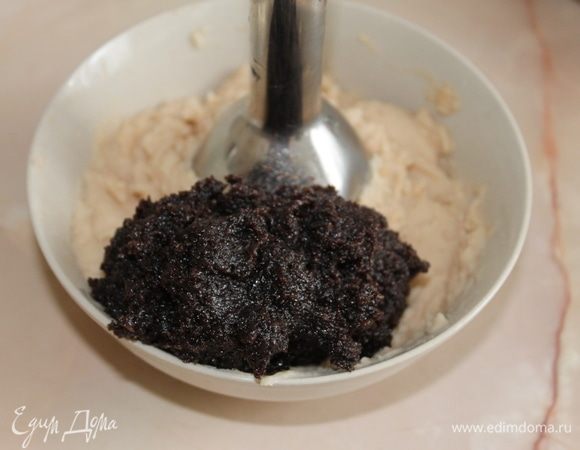 Блендером превратите фасоль в однородное пюре и добавьте мак.