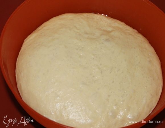 Тесто за это время подошло, оно стало «живое», «пушистое». Скатайте его в колбаску и разделите на 4 части.