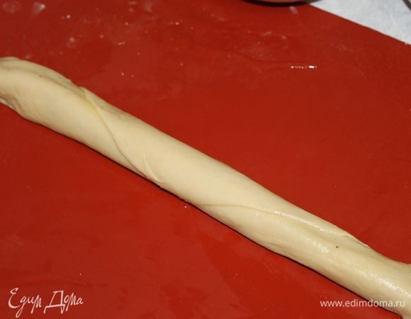 Аккуратно сверните тесто в рулет и заверните его улиткой.