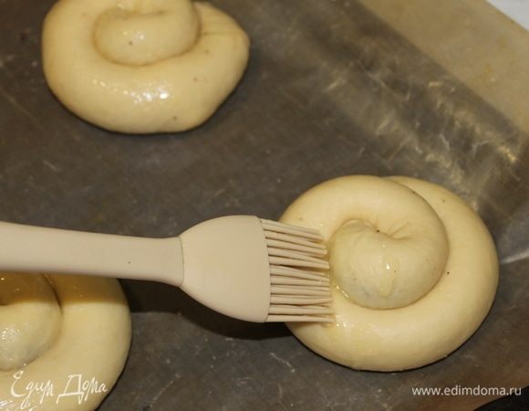 Поставьте булочки в теплое место на 30–40 минут для подъема. Перед тем как отправить выпекаться, смажьте улитки маслом. Выпекайте булочки 15 минут при 180°C.