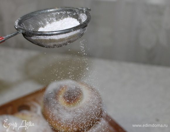 Горячие булочки посыпьте сахарной пудрой.