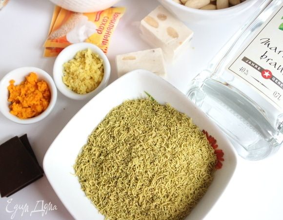 Фисташки измельчить, натереть на мелко терке цедру лимона и цедру апельсина, затянуть пленкой до использования.