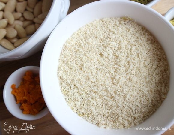 Очищенный миндаль (без шелухи) измельчить.