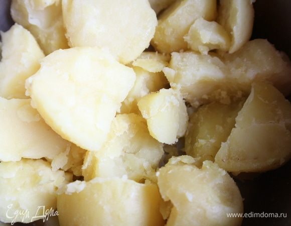 Сварить картофель в мундире, почистить, поместить на 10 минут в предварительно разогретую до 200°C духовку. Для рецепта нужно выбрать хорошо разваривающийся картофель.