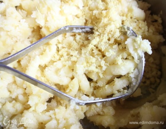 Тщательно размять картофель, добавив сливочное масло. Дать немного остыть. Добавить лимонную цедру.