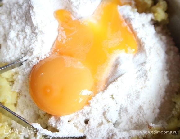 Добавить остальные ингредиенты: муку, манную крупу (здесь манная крупа из твердых сортов пшеницы), ванильный сахар, желтки, тщательно перемешать, размять.