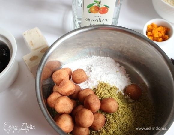 Добавить марципан, шнапс (у Лафера — ром). Апельсиновый сок на этом этапе не добавляла.