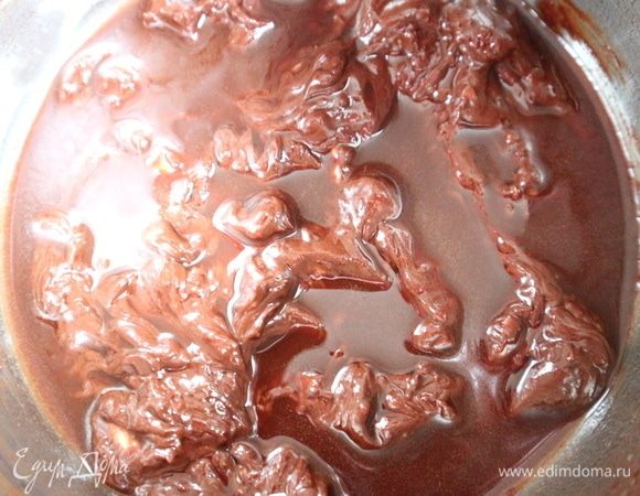 Чернослив с начинкой. Растопить шоколад и нугу на водяной бане, добавить сливочное масло.