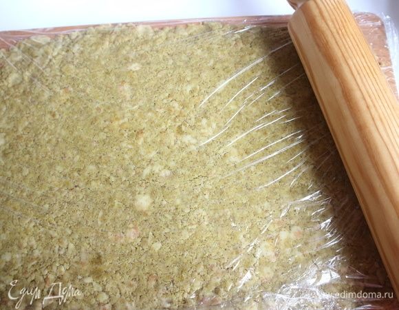 Накрыть тесто пищевой пленкой, раскатать скалкой в пласт толщиной 2 мм, разрезать на 12 одинаковых кусков.