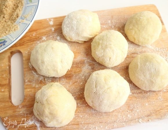 Скатать шары из теста на поверхности, посыпанной мукой.