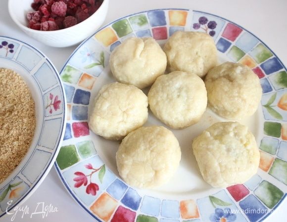 Обжарить на сухой сковороде миндальную крошку до золотистого цвета. Варить кнедли в большом количестве кипящей, слегка подсоленной воды, 10 минут. Им должно быть просторно в кастрюле.