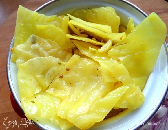 Вот такая капуста была у меня в наличии. Нас угостили, поэтому рецепт не знаю, но можно найти в интернете. Данная была не сильно ядреная, в меру, но очень ароматная, и был привкус имбиря.