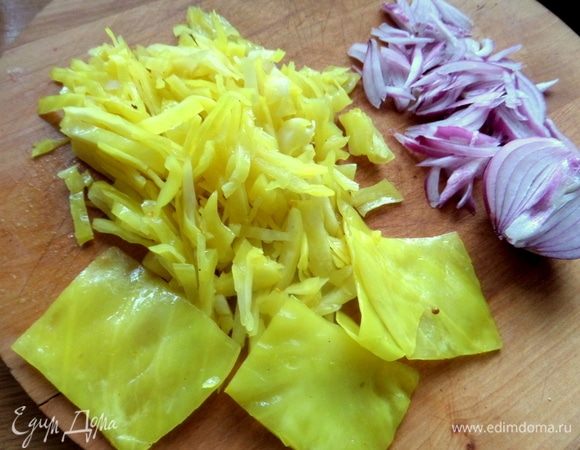Нарезать капусту соломкой (в оригинале квашеная), красный лук тоже.