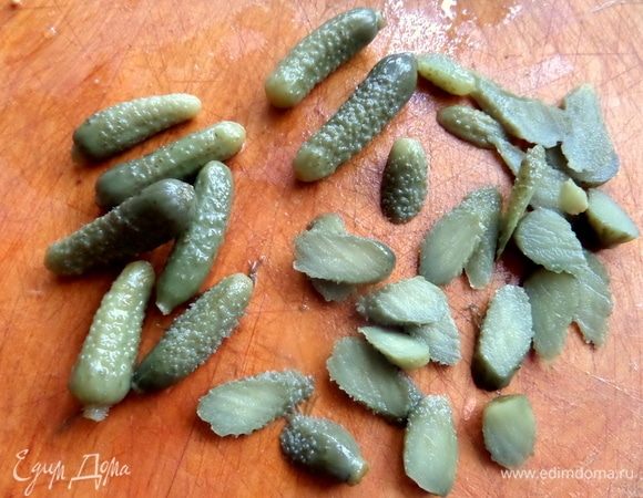Корнишоны тонко нарезать наискосок. Если крупные огурцы, то тоже соломкой.