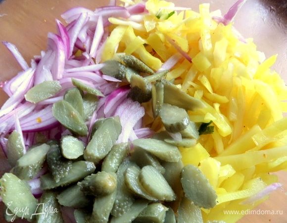 Смешать овощи в общей миске. По желанию, берите картофель, как в оригинале.