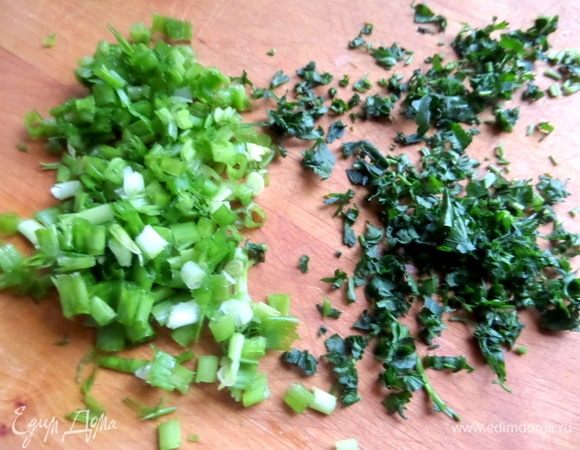 Зеленый лук и петрушку порубить.