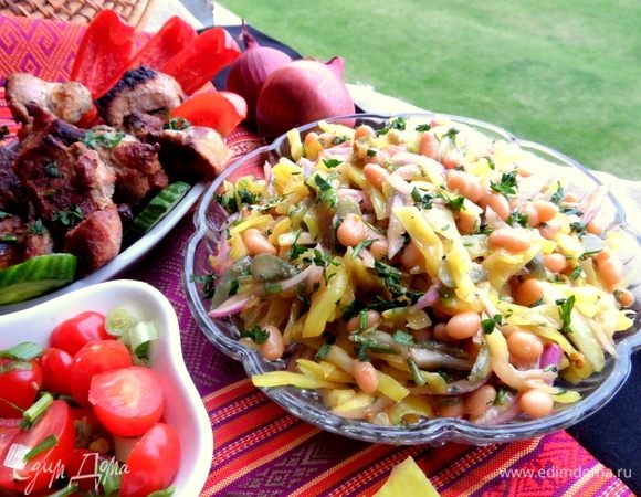 Такой салат хорошо подать к мясу.