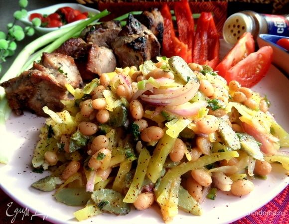 Верх салата я просто посыпала перцем чили.