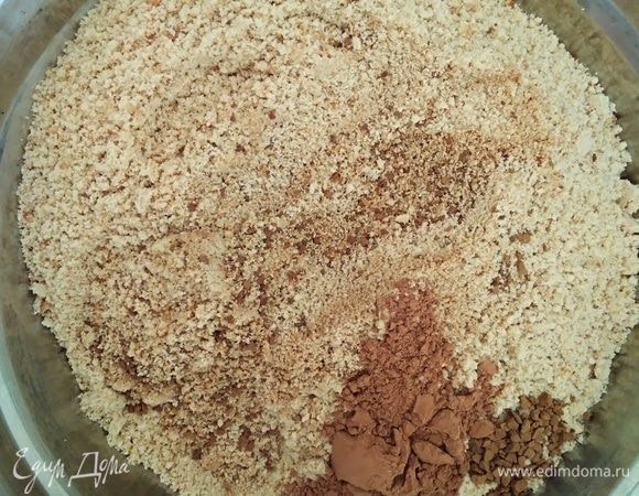 Для коржа я брала печенье с ароматом топленого молока. Измельчить в процессоре. Добавить кофе и какао. Перемешать.