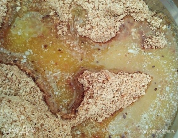 Сливочное масло растопить и добавить к печенью. Перемешать. Получается крошка, но если сжать комочек пальцами, то оно соединится.