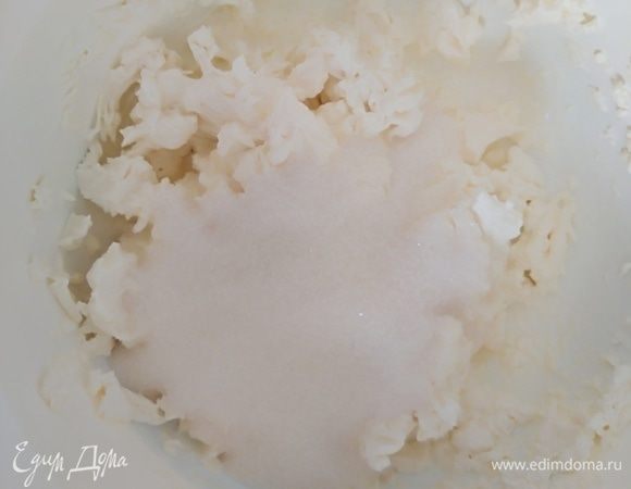 В большой миске взбить сливочный сыр, оставшиеся сливки и сахар.