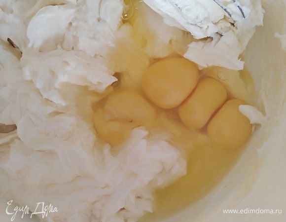 Добавить яйца и взбить на небольшой скорости. Взбивать не долго, просто до смешивания.