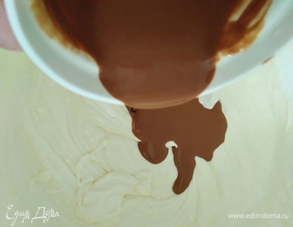 Влить сливочный кофе, перемешать.