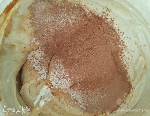 Просеять крахмал и какао в начинку и перемешать лопаткой, не взбивать.