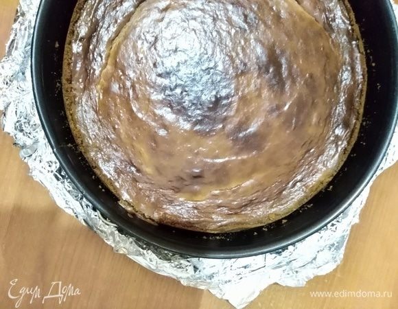 Бортики должны немного отходить от формы, а середина нежная, но не сырая! Убрать в холодильник на ночь. За это время чизкейк стабилизируется и достигнет нужной текстуры.