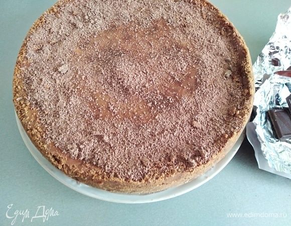 Достать наш десерт из холодильника. Украсить по желанию. У меня тертый шоколад.