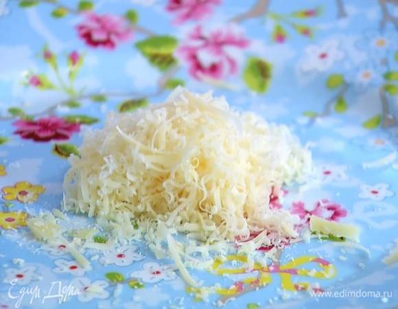 Сыр натереть на мелкой терке.