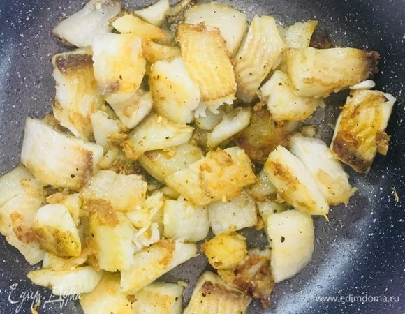 Обжариваем до готовности, в конце добавляем мелко натертый чеснок и соль.