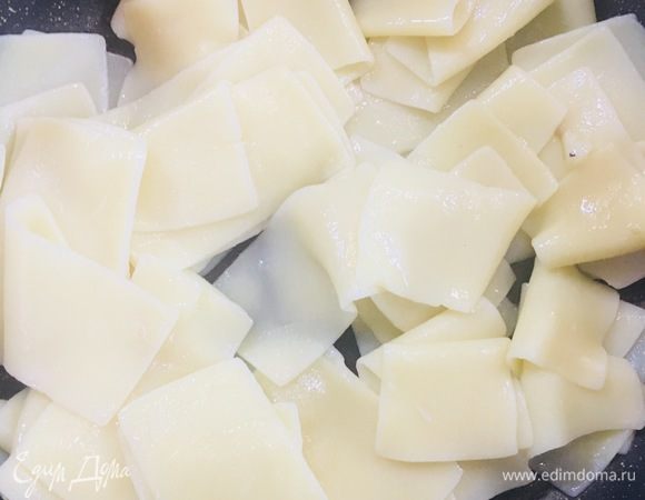 Готовую бесбармачную лапшу выкладываем на сковороду с добавлением масла.