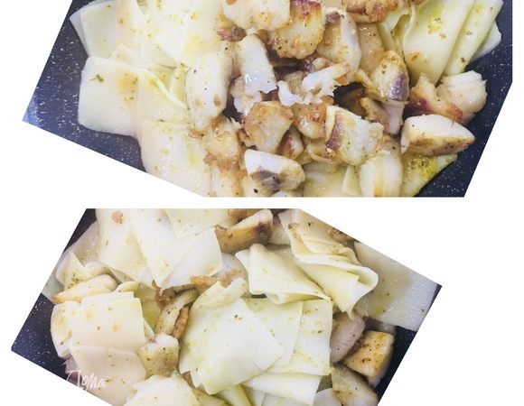 В ту же сковороду перекладываем нашу рыбу и также все хорошо перемешиваем. Легко и быстро — блюдо готово!