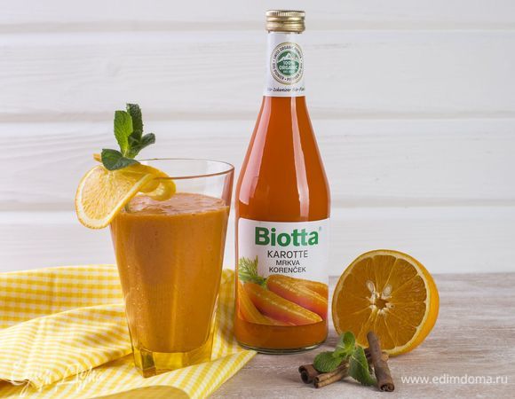 Разлейте смузи по стаканам, украсьте дольками апельсина и мятой.