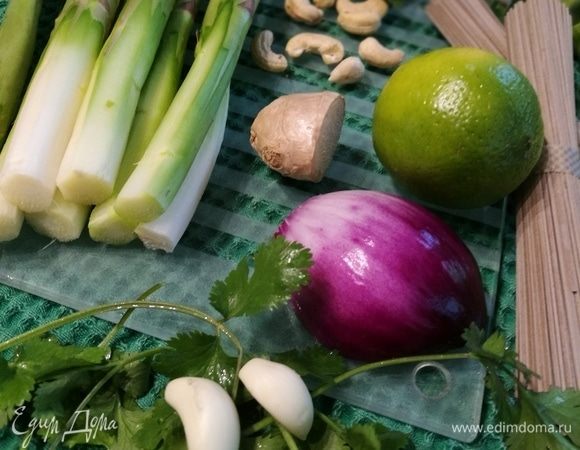 Исходные ингредиенты. С половины лайма снять цедру и выдавить сок. Спаржу я очищаю ножом и отрезают твердый кончик. Можно, конечно, отломать твердый край, но это неэкономно. Кто хочет посмотреть фотографии полностью, нажмите на кнопочку;)