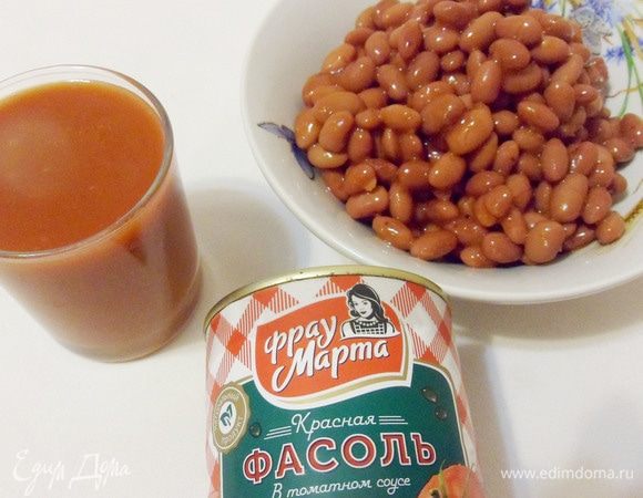 С фасоли сливаем соус в отдельный стакан, он нам пригодится в дальнейшем.