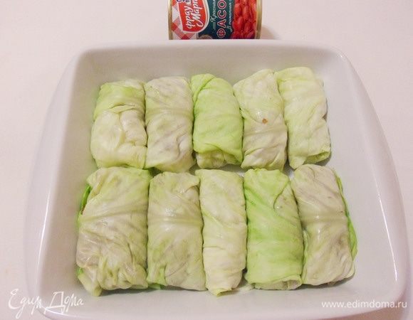 Выкладываем голубцы в форму для запекания.